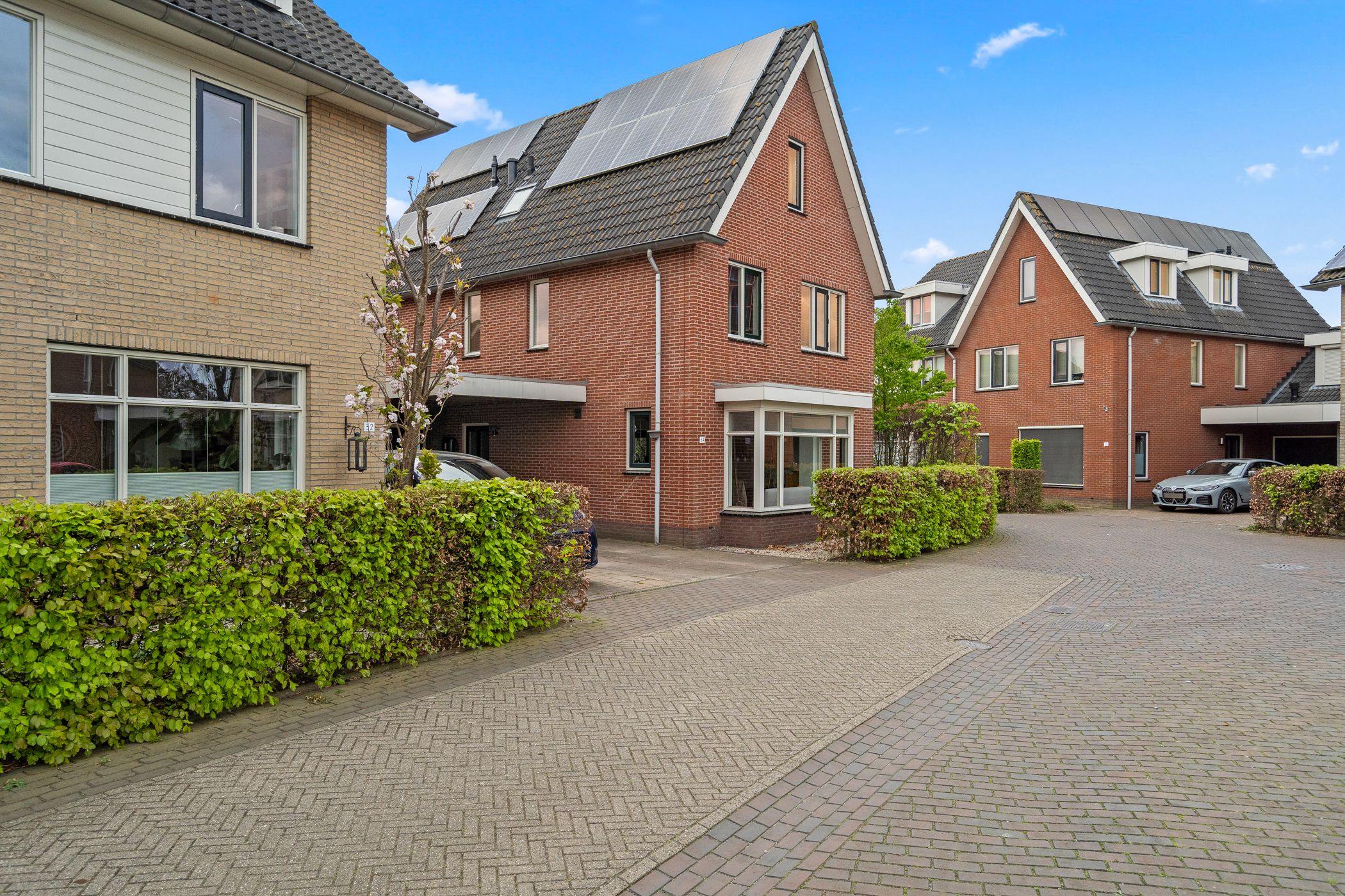 Spacious Semi-Detached Townhouse with Six Bedrooms and Sunny South-Facing Garden — 48