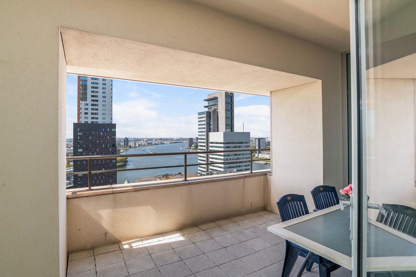 Luxury Apartment with Panoramic Views on the 23rd Floor in New Orleans Tower — 19