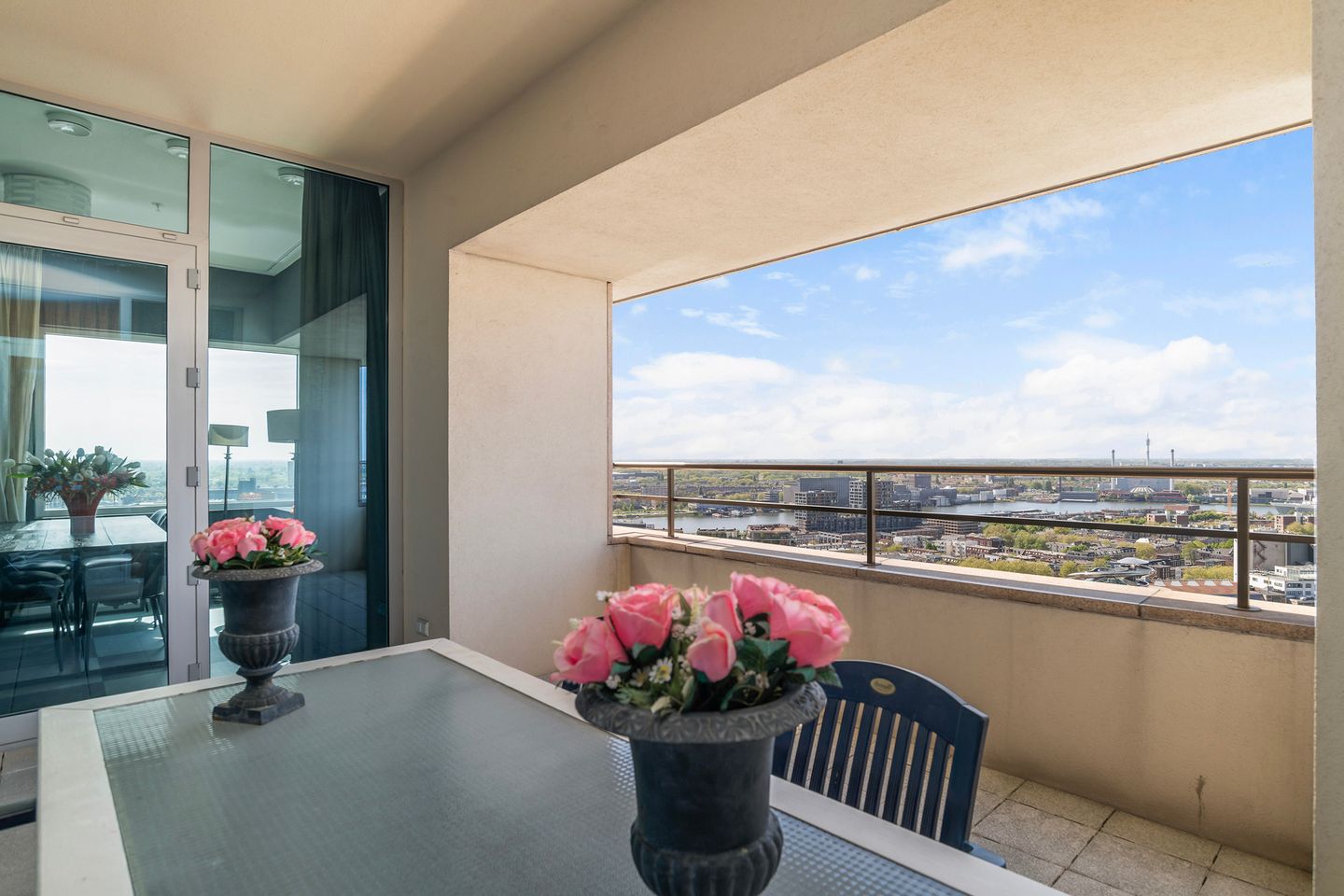 Luxury Apartment with Panoramic Views on the 23rd Floor in New Orleans Tower — 20