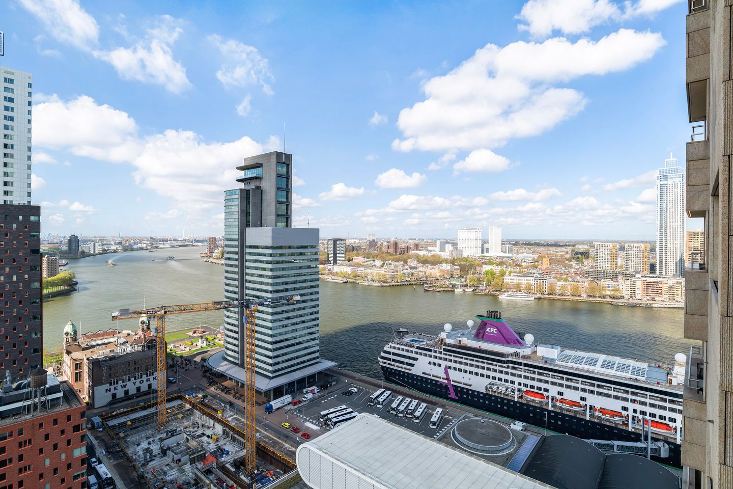 Luxury Apartment with Panoramic Views on the 23rd Floor in New Orleans Tower — 25
