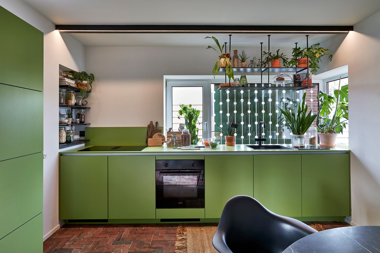 Architecturally Renovated 1960s Detached Home with Large Garden in Pelt — 14