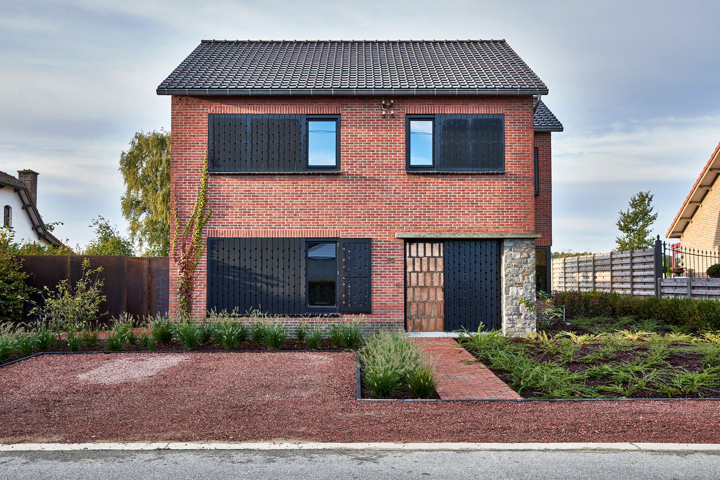 Architecturally Renovated 1960s Detached Home with Large Garden in Pelt — 29