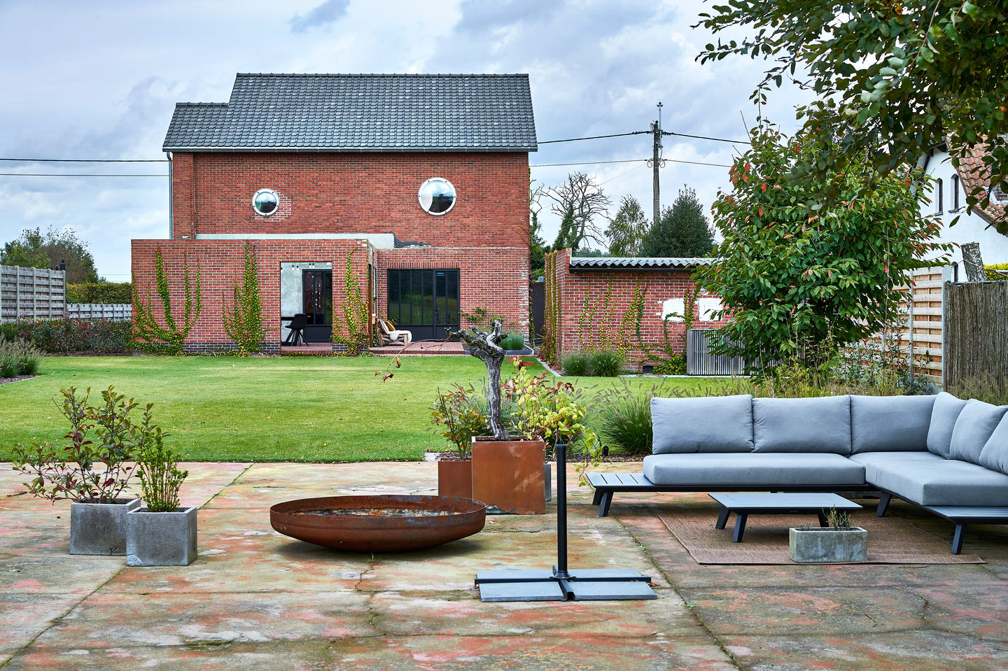 Architecturally Renovated 1960s Detached Home with Large Garden in Pelt — 25