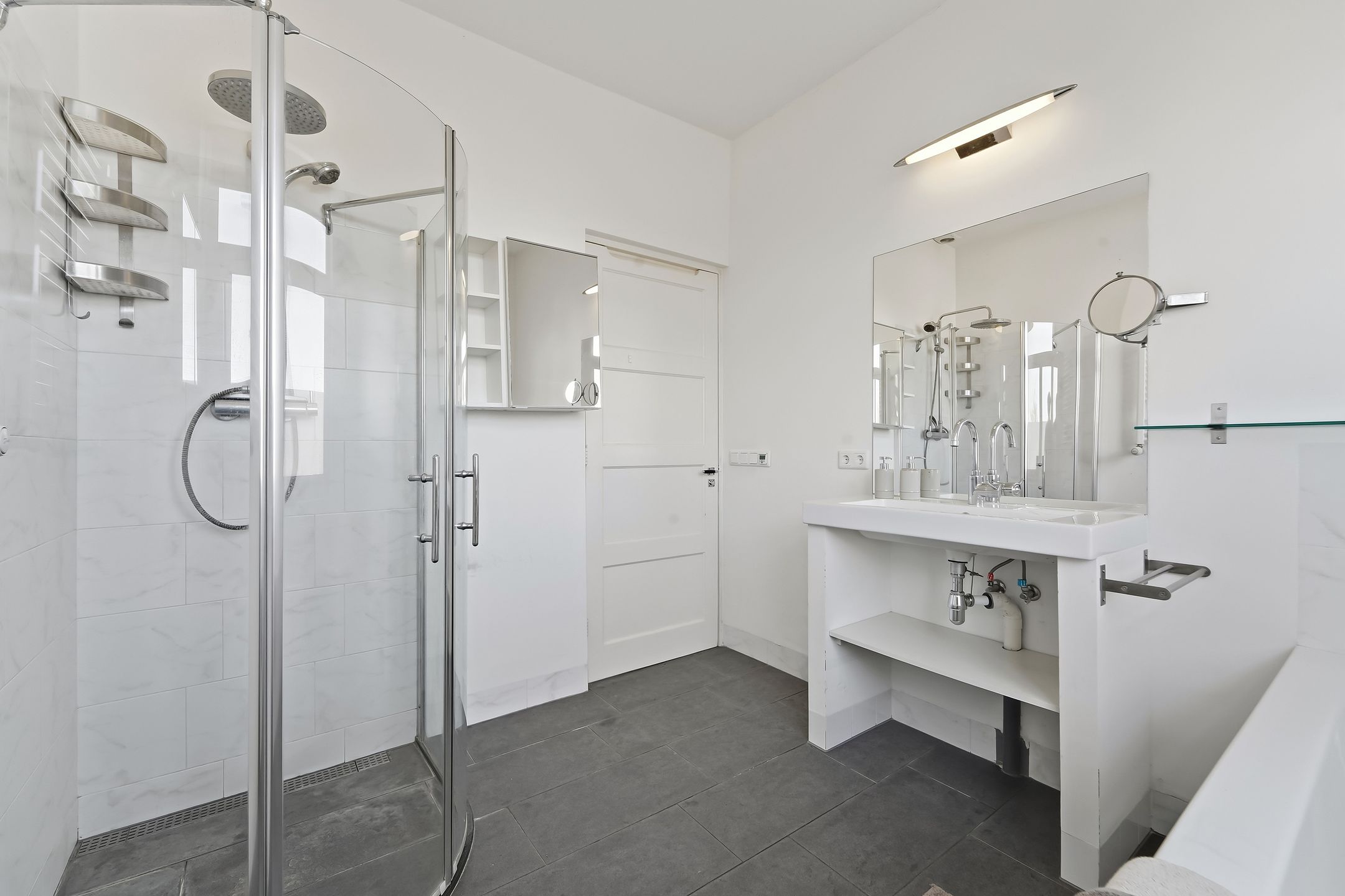 Spacious Double Upper-Floor Apartment with Bay Windows in Popular Vruchtenbuurt — 24