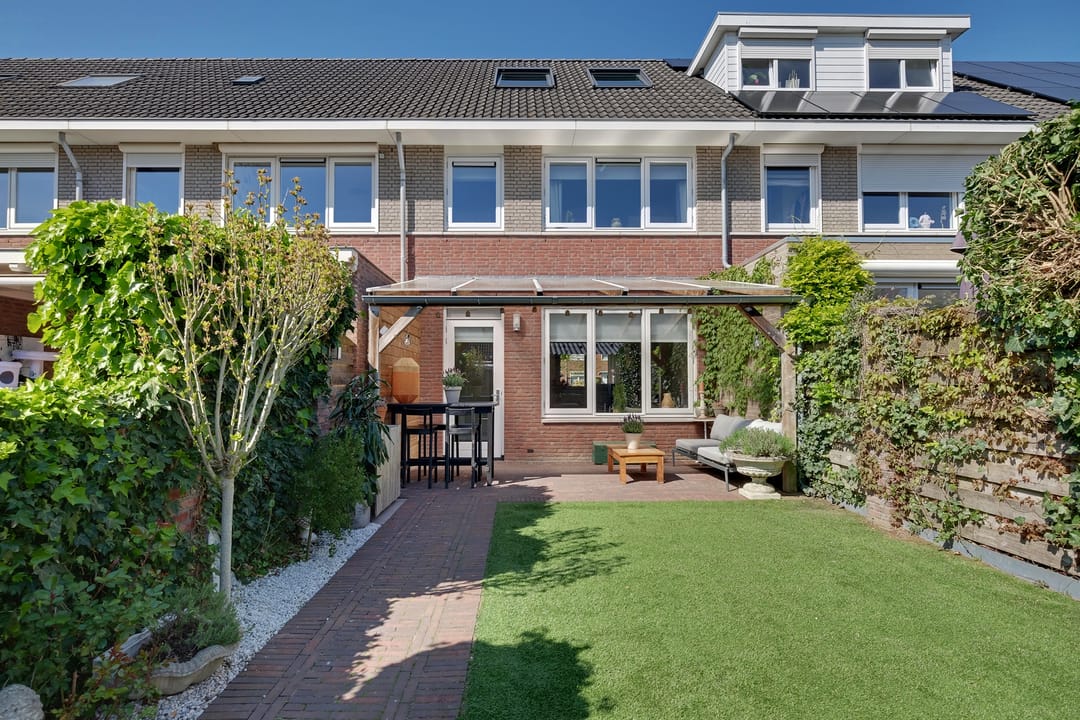 Ideal Family Home with 4 Bedrooms and Sunny South-Facing Garden — 31