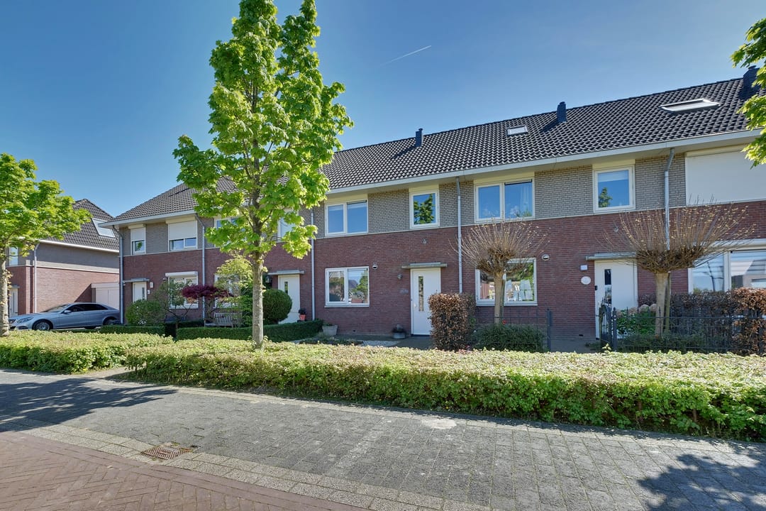 Ideal Family Home with 4 Bedrooms and Sunny South-Facing Garden — 32