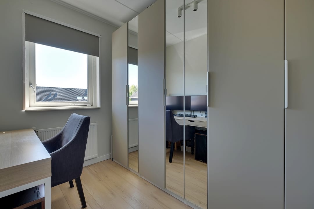 Ideal Family Home with 4 Bedrooms and Sunny South-Facing Garden — 16