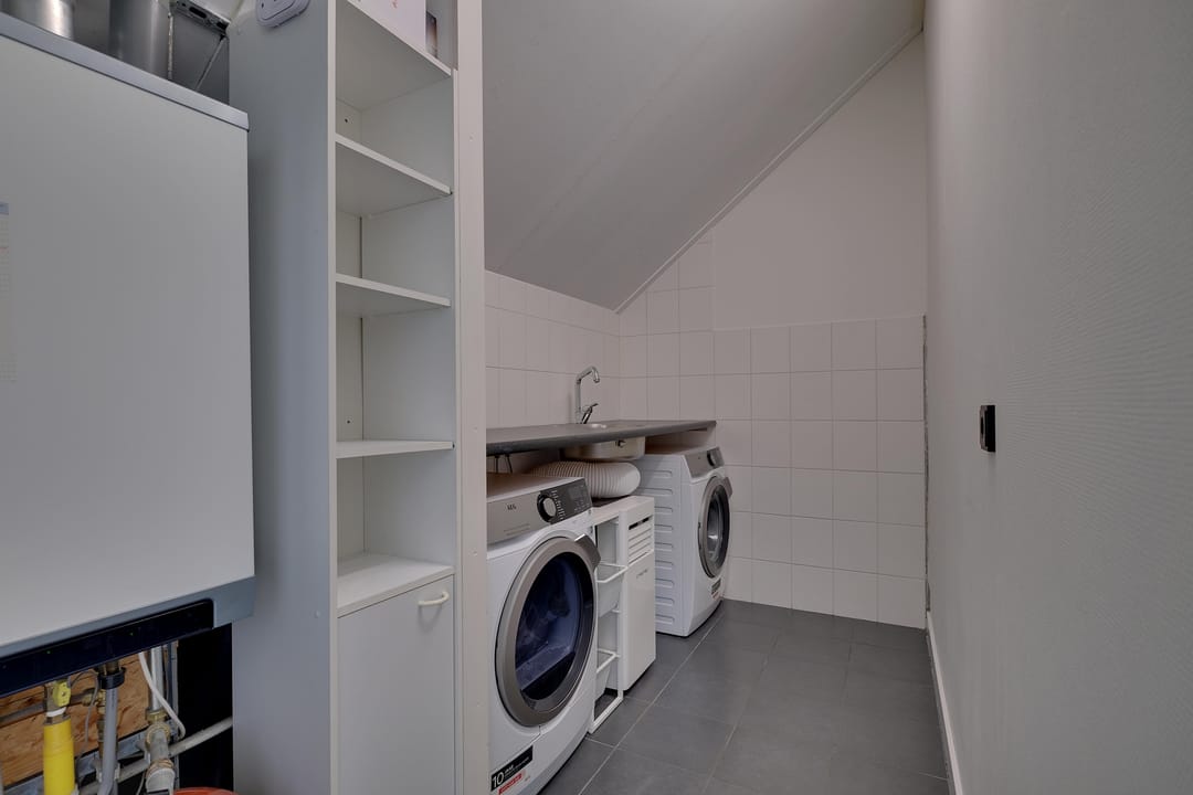 Ideal Family Home with 4 Bedrooms and Sunny South-Facing Garden — 28