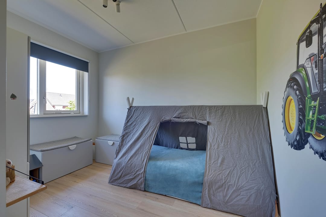 Ideal Family Home with 4 Bedrooms and Sunny South-Facing Garden — 13