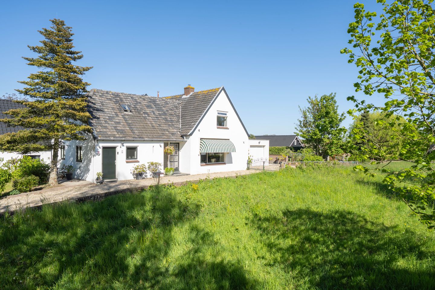 Charming detached home with near park-like garden near the Waal river in Dreumel — 70