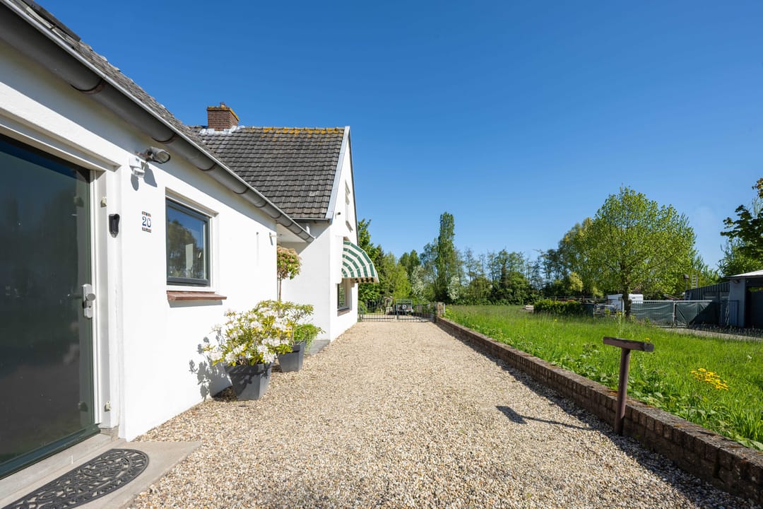Charming detached home with near park-like garden near the Waal river in Dreumel — 52