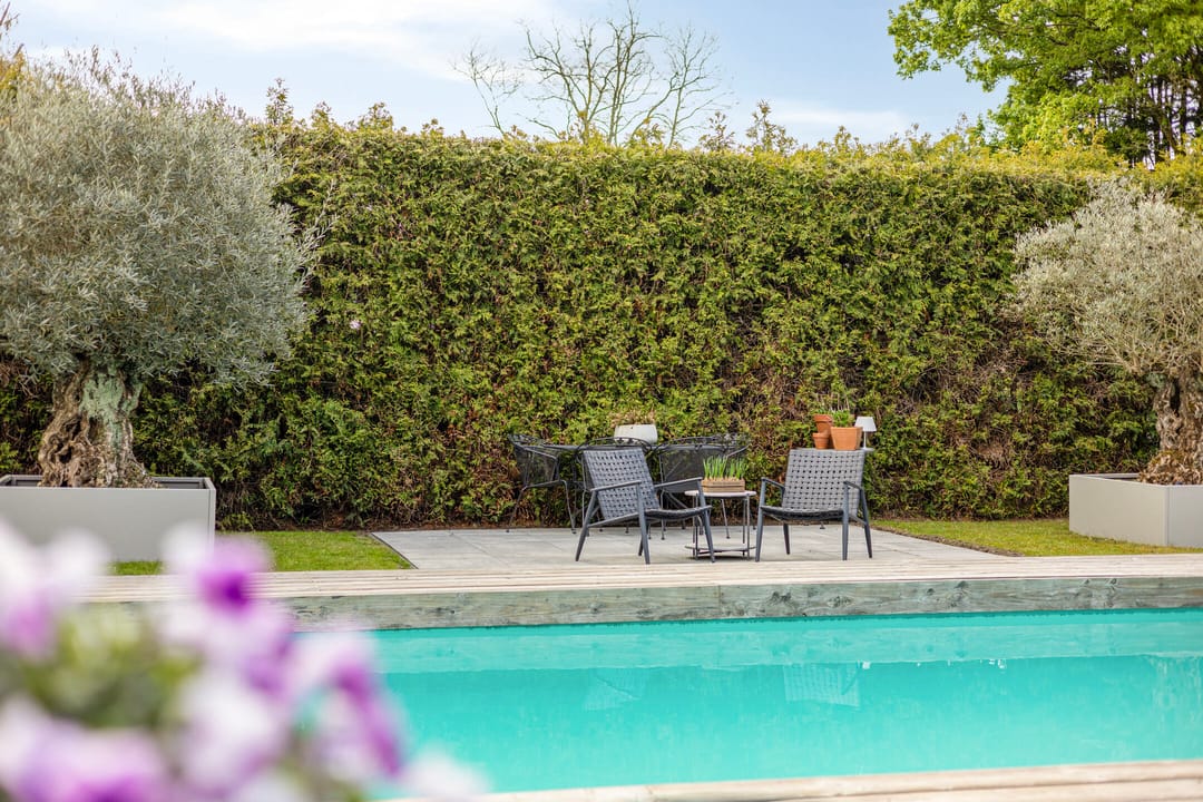 Luxury Bungalow Villa with Private Heated Pool and Lush Garden — 52