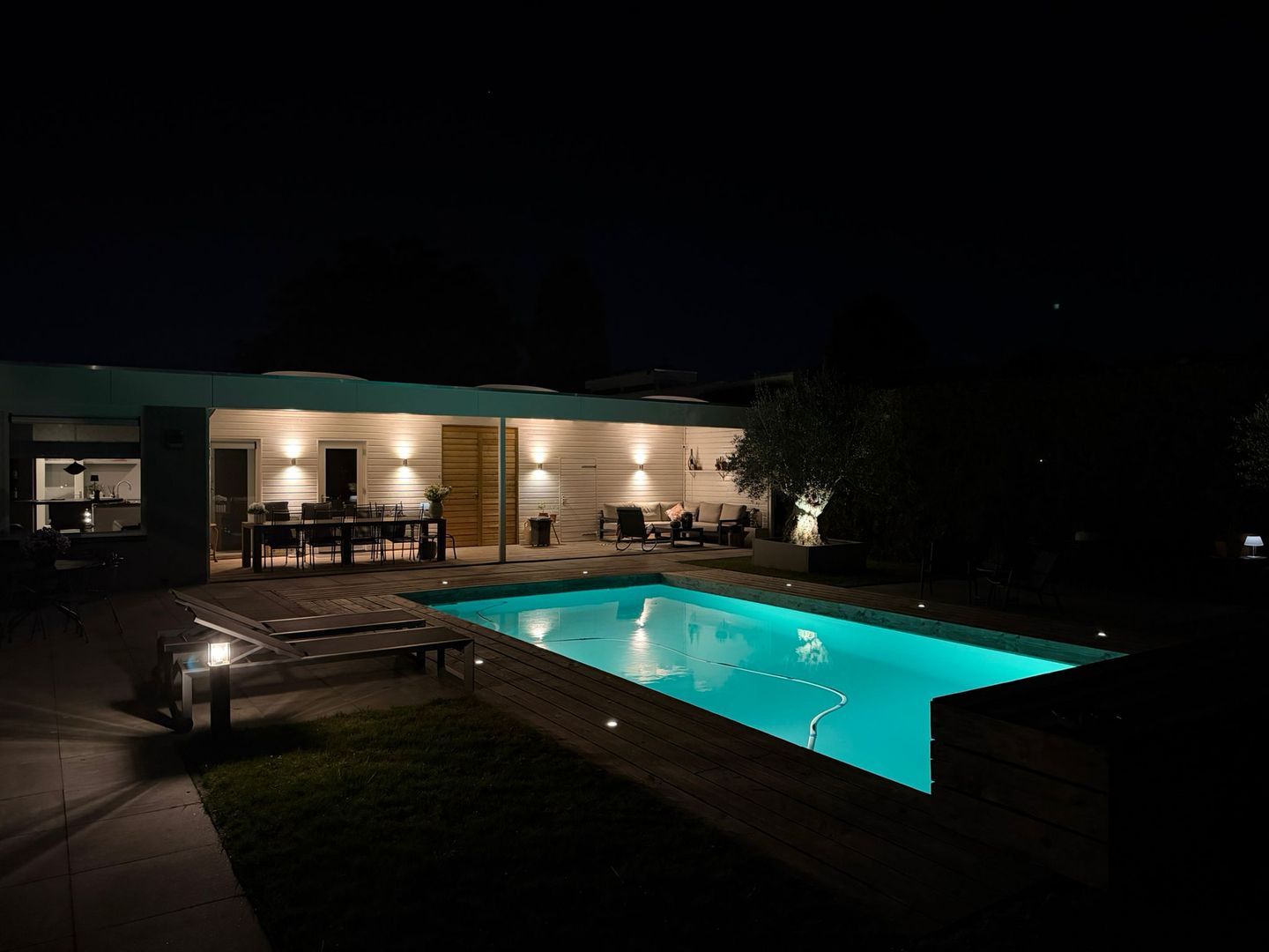 Luxury Bungalow Villa with Private Heated Pool and Lush Garden — 55