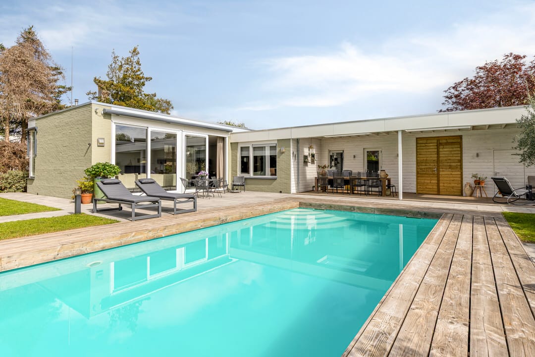 Luxury Bungalow Villa with Private Heated Pool and Lush Garden — 47