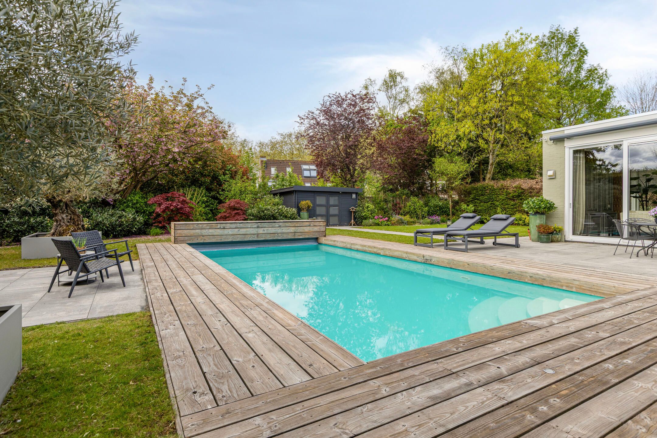 Luxury Bungalow Villa with Private Heated Pool and Lush Garden — 48