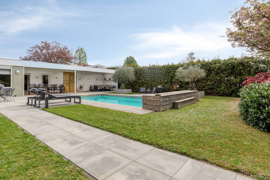 Luxury Bungalow Villa with Private Heated Pool and Lush Garden — 46