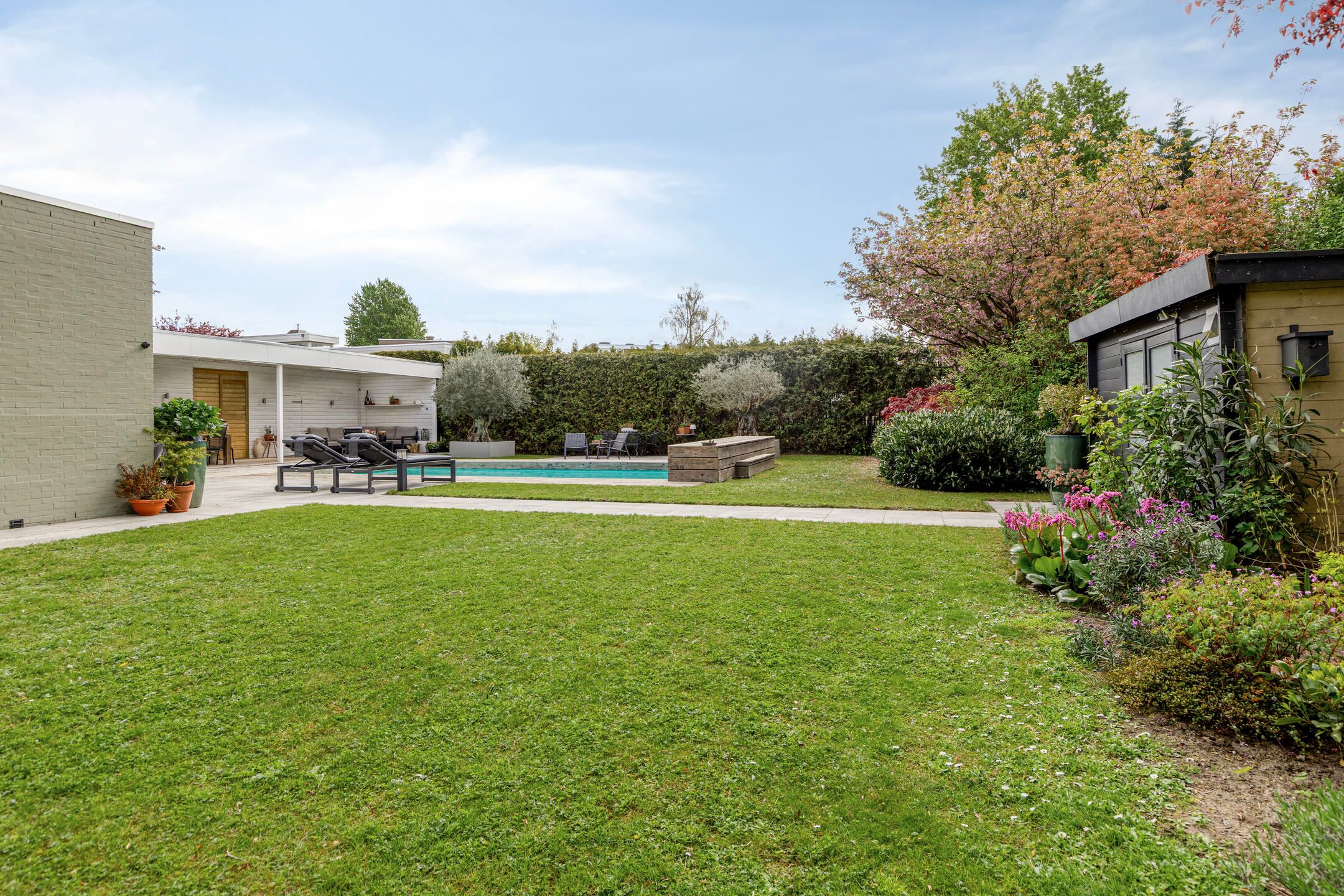 Luxury Bungalow Villa with Private Heated Pool and Lush Garden — 57