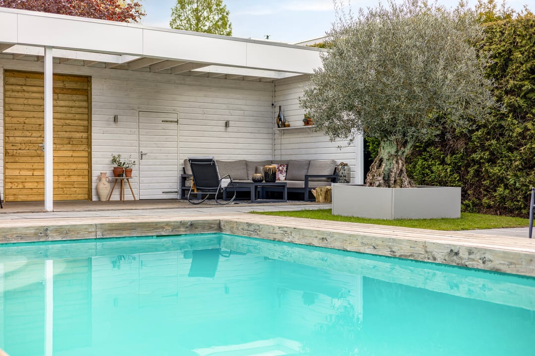 Luxury Bungalow Villa with Private Heated Pool and Lush Garden — 53