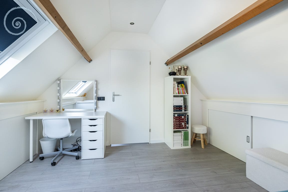 Surprisingly spacious semi-detached home with water-side terrace in Middelharnis — 35