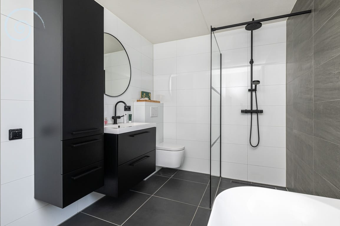 Surprisingly spacious semi-detached home with water-side terrace in Middelharnis — 24