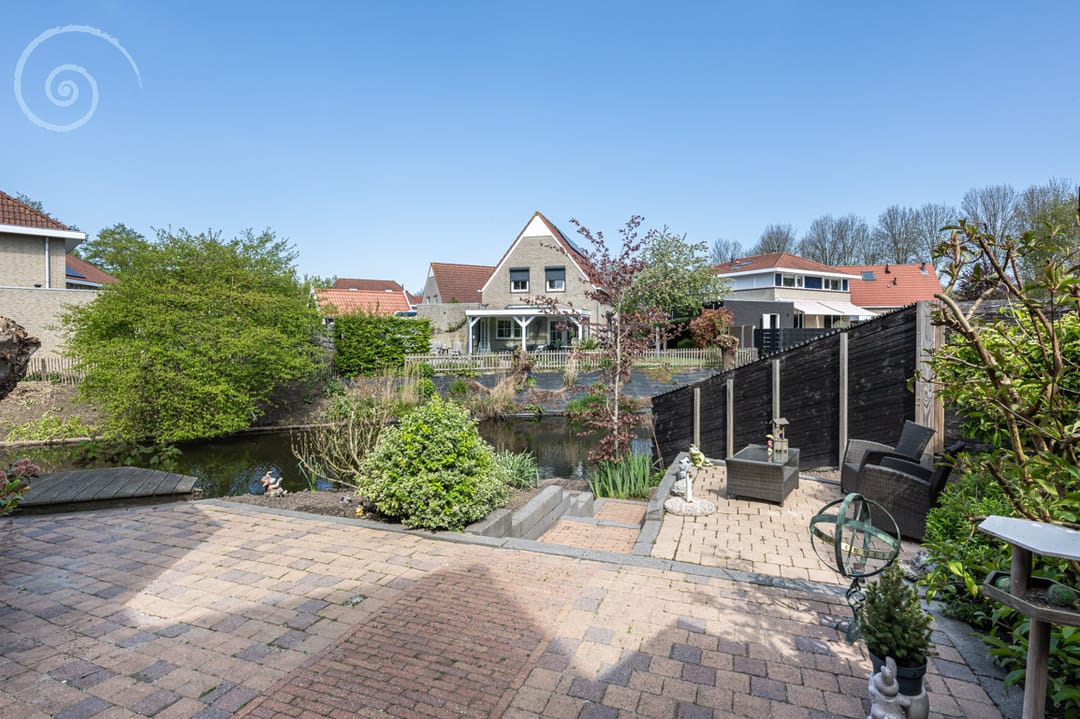 Surprisingly spacious semi-detached home with water-side terrace in Middelharnis — 38