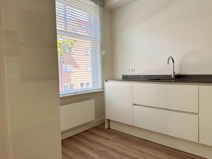 Photo 5 of Woestduinstraat 33-1