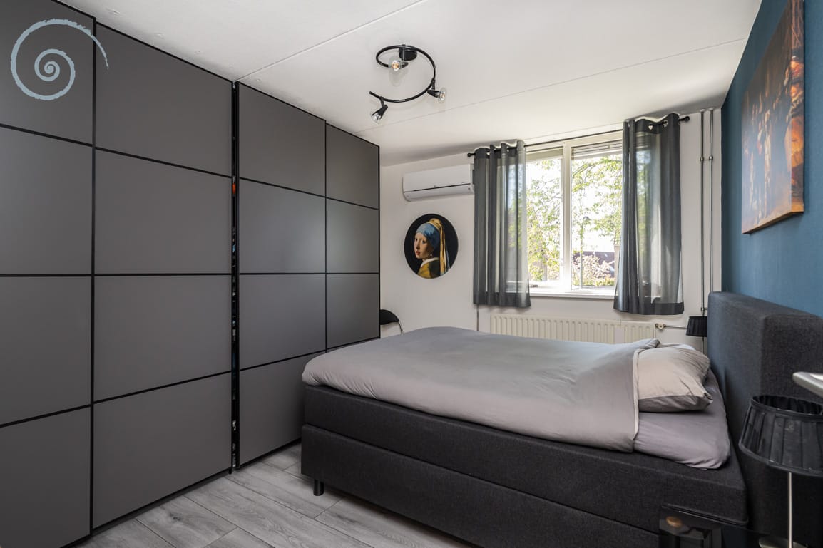 Surprisingly spacious semi-detached home with water-side terrace in Middelharnis — 20