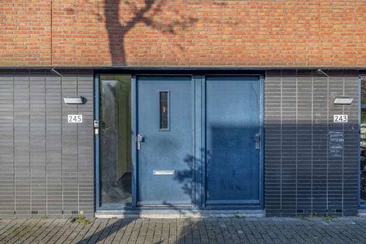 Tussenwoning te koop: Lau Mazirellaan 245, 'S-Gravenhage