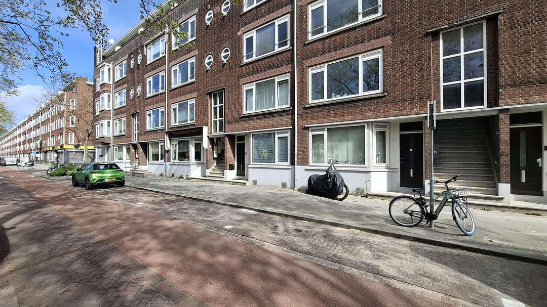 Ruim dubbel bovenhuis met vier slaapkamers en twee balkons in Rotterdam