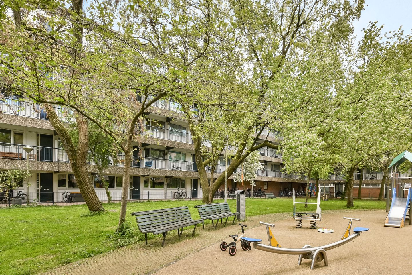 Ground floor apartment with sunny front garden in Amsterdam center — 14