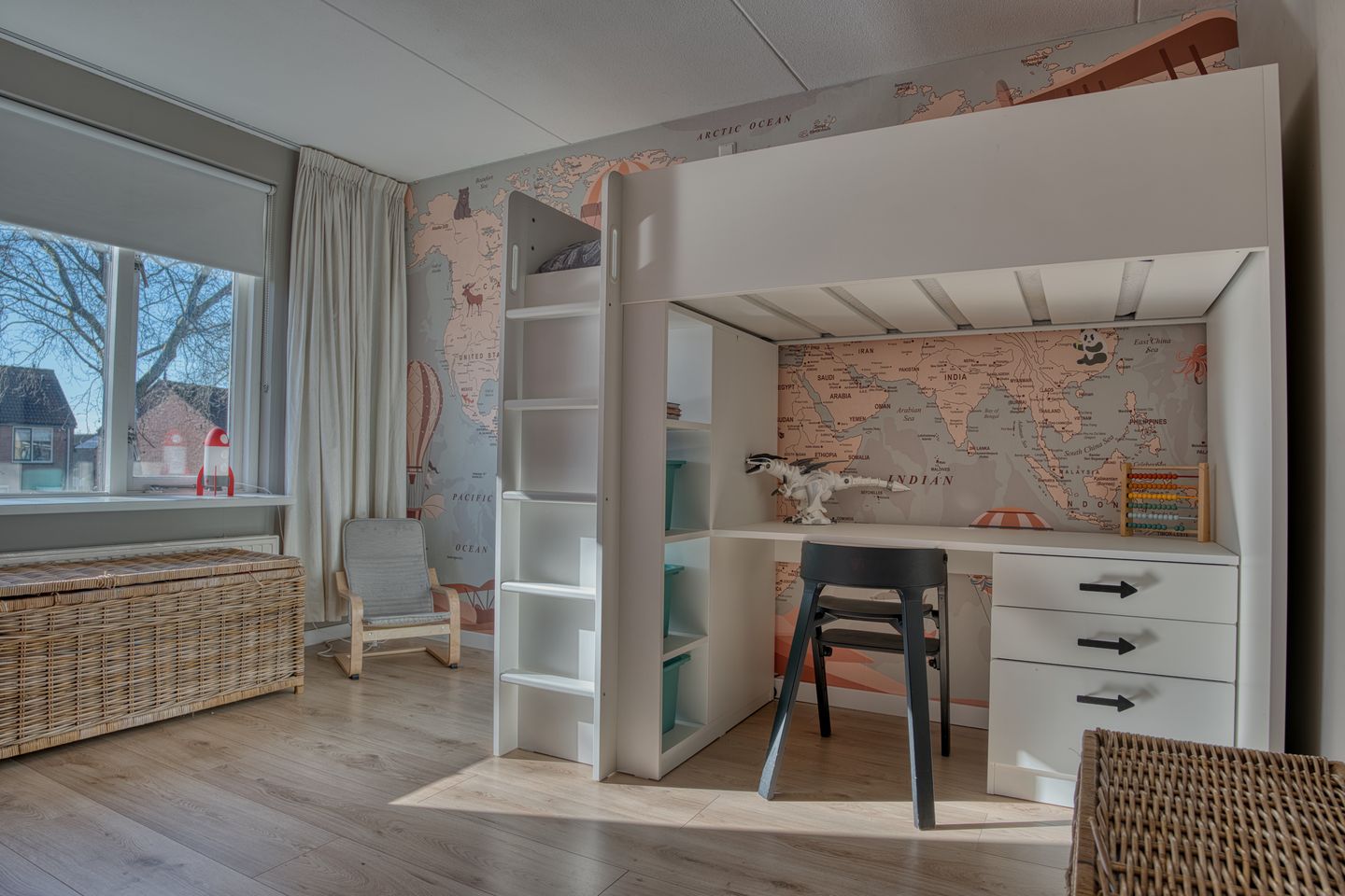 Move-in ready family home with four bedrooms in popular Zwijndrecht neighborhood — 29