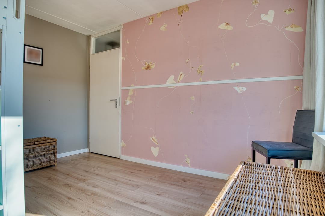 Move-in ready family home with four bedrooms in popular Zwijndrecht neighborhood — 31
