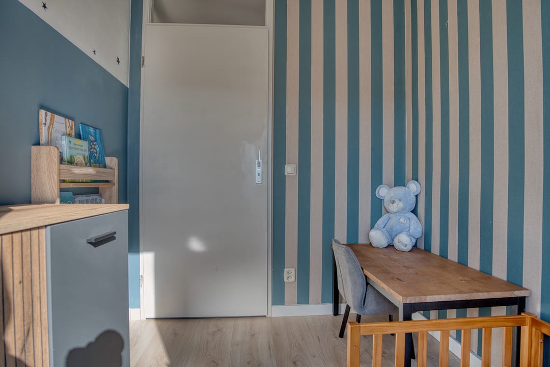Move-in ready family home with four bedrooms in popular Zwijndrecht neighborhood — 28