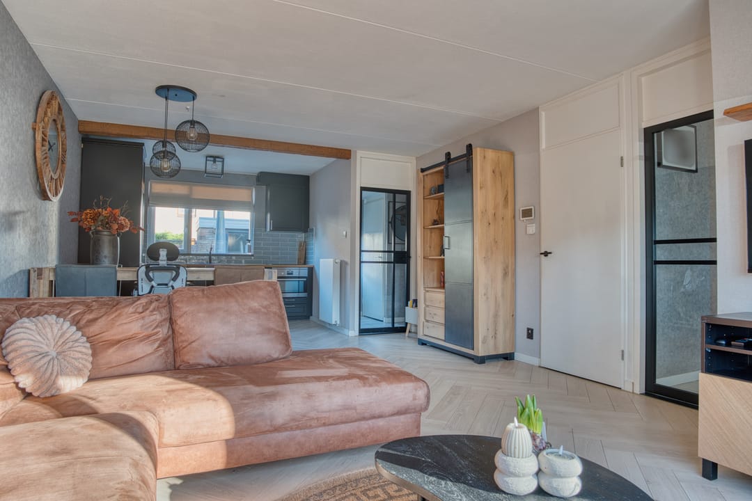 Move-in ready family home with four bedrooms in popular Zwijndrecht neighborhood — 13