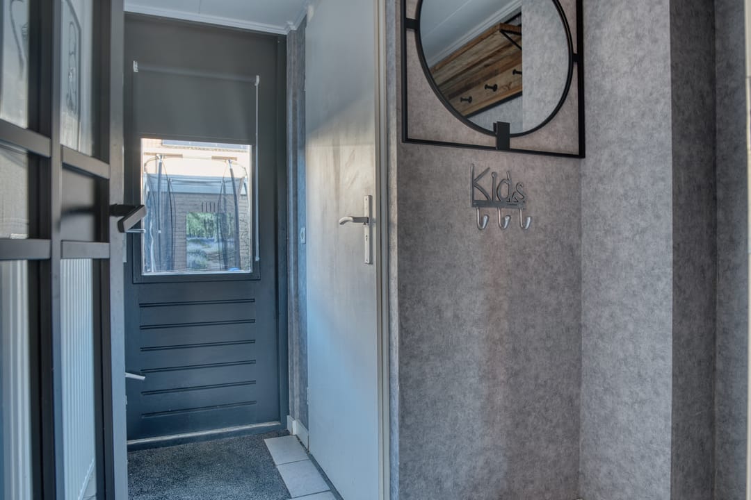 Move-in ready family home with four bedrooms in popular Zwijndrecht neighborhood — 22