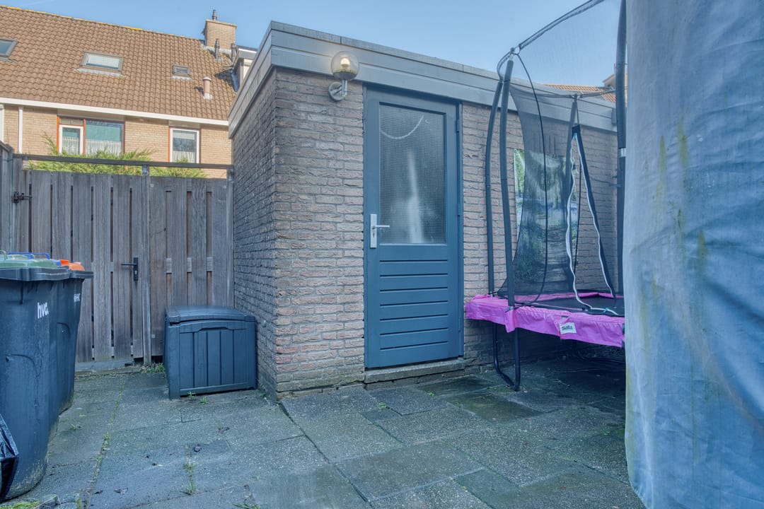 Move-in ready family home with four bedrooms in popular Zwijndrecht neighborhood — 26