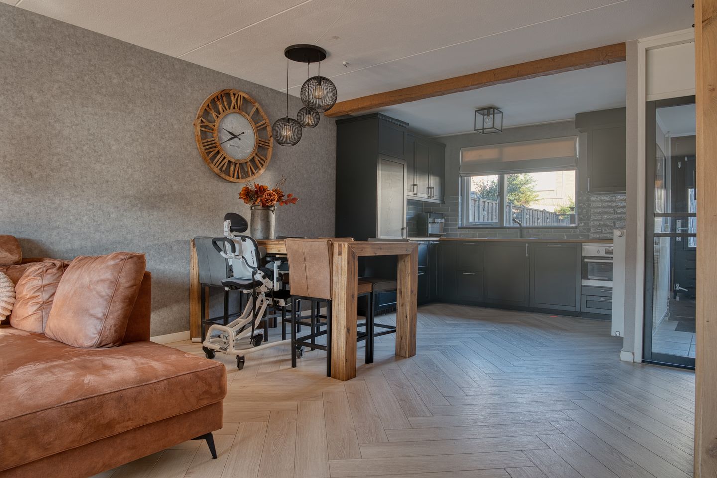 Move-in ready family home with four bedrooms in popular Zwijndrecht neighborhood — 14