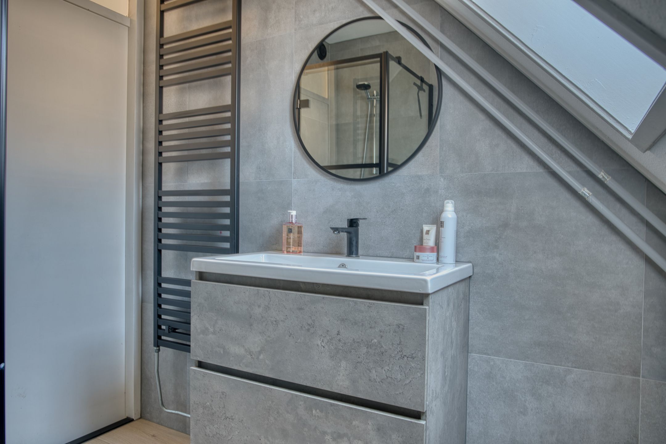 Move-in ready family home with four bedrooms in popular Zwijndrecht neighborhood — 36