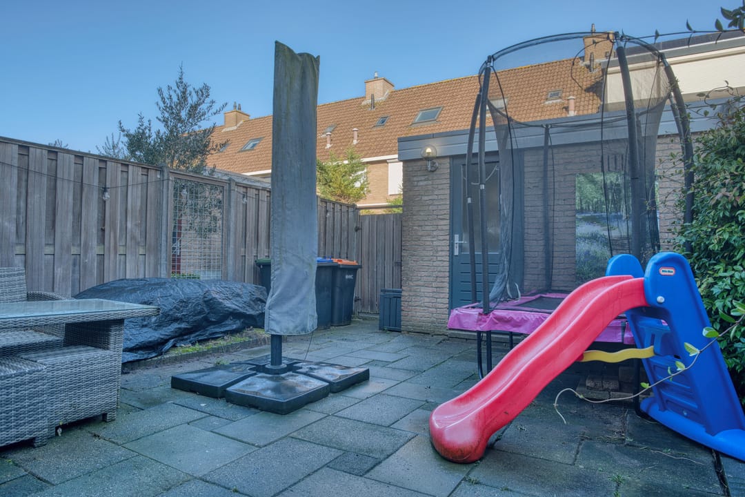 Move-in ready family home with four bedrooms in popular Zwijndrecht neighborhood — 23