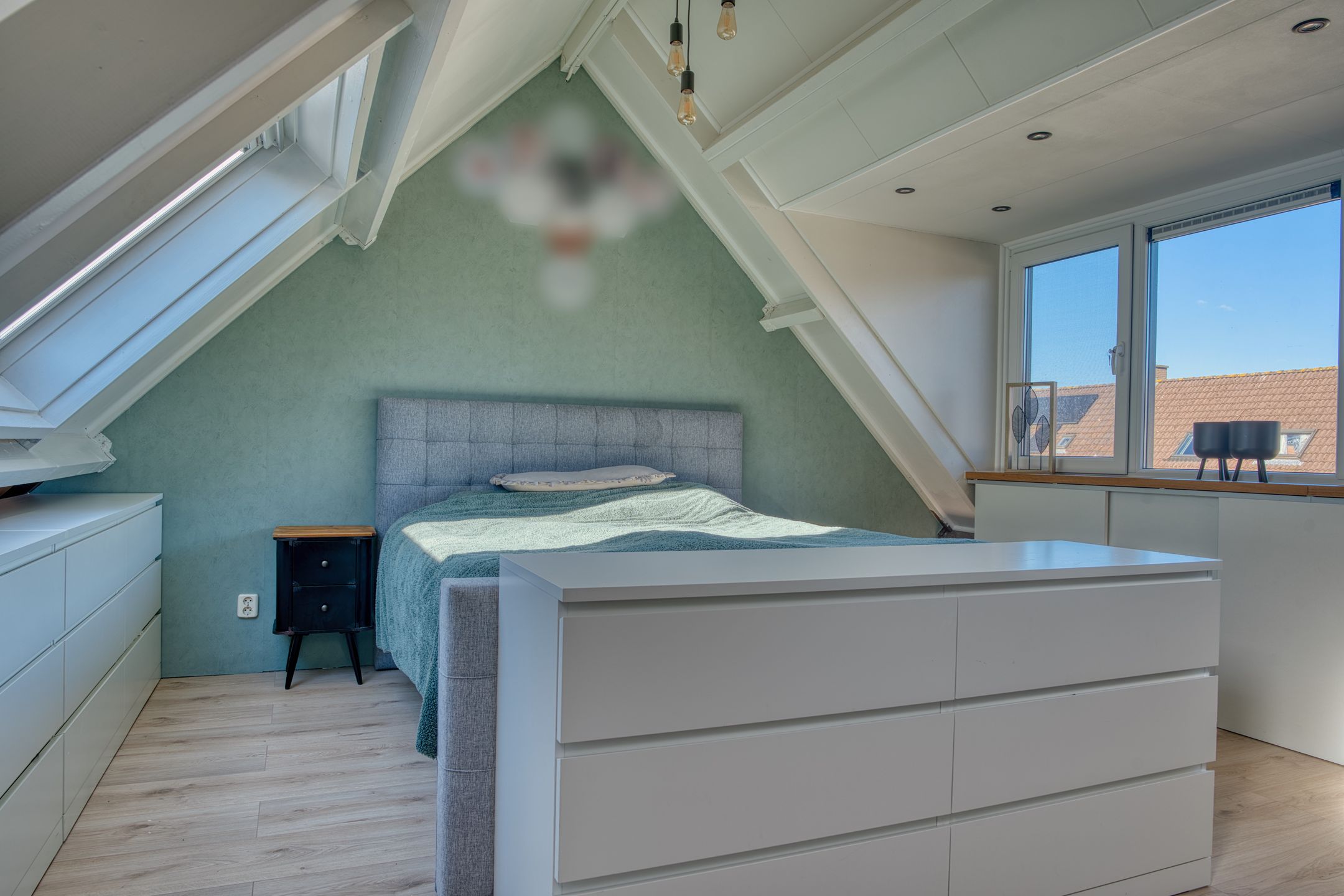 Move-in ready family home with four bedrooms in popular Zwijndrecht neighborhood — 39