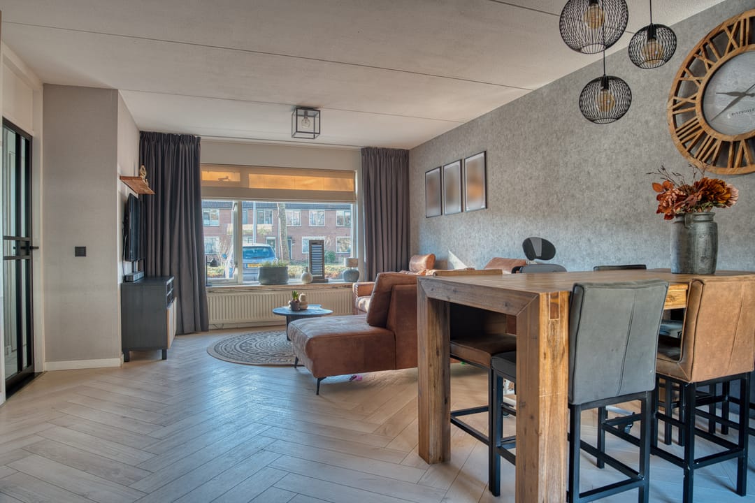 Move-in ready family home with four bedrooms in popular Zwijndrecht neighborhood — 16