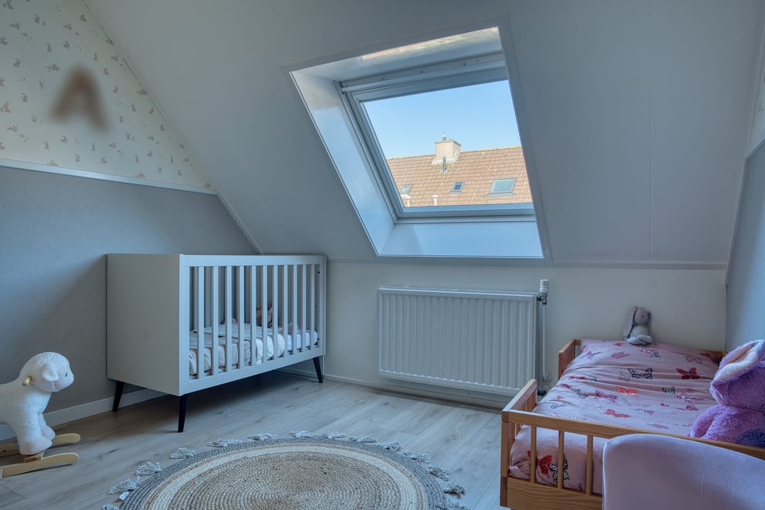Move-in ready family home with four bedrooms in popular Zwijndrecht neighborhood — 32
