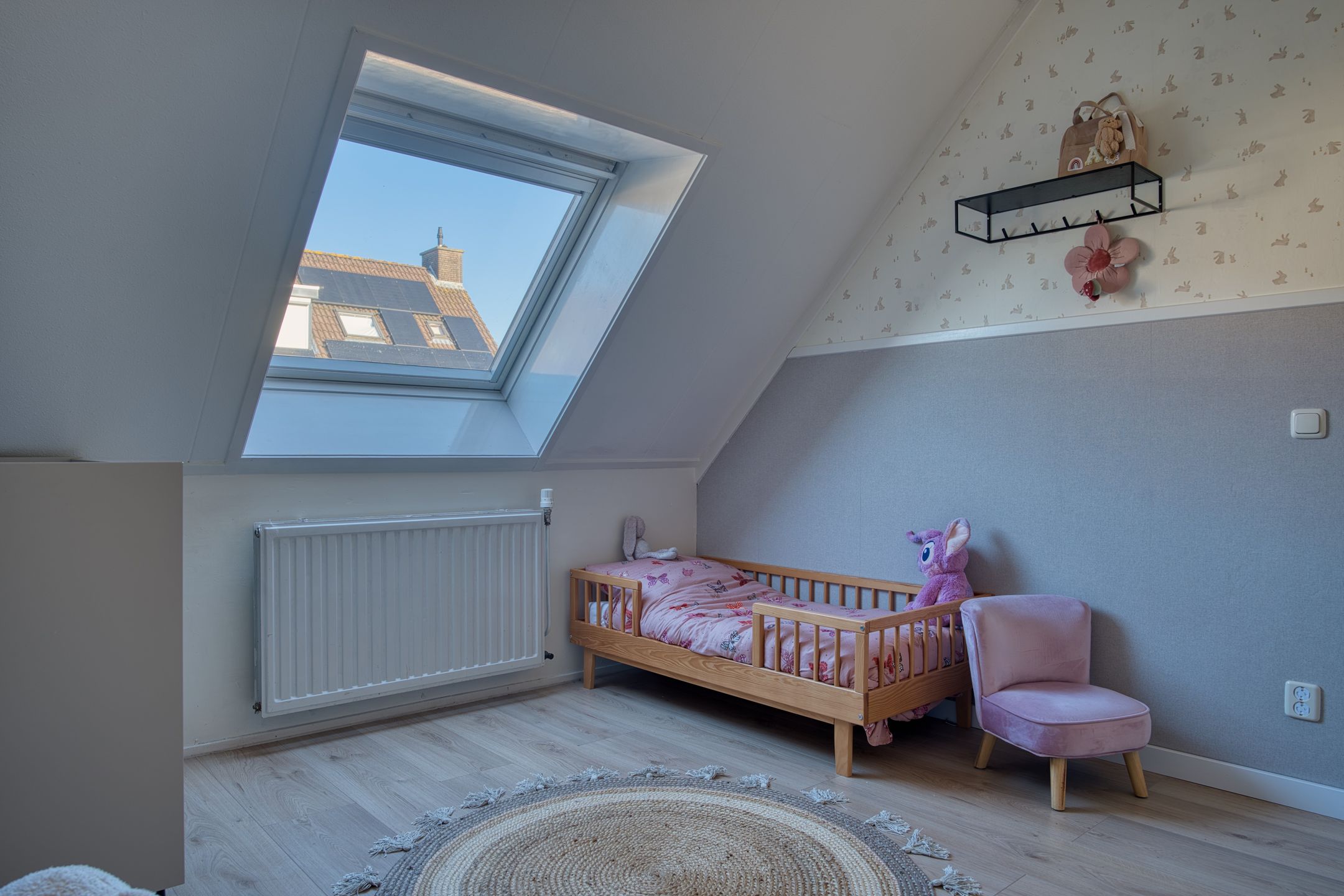 Move-in ready family home with four bedrooms in popular Zwijndrecht neighborhood — 33