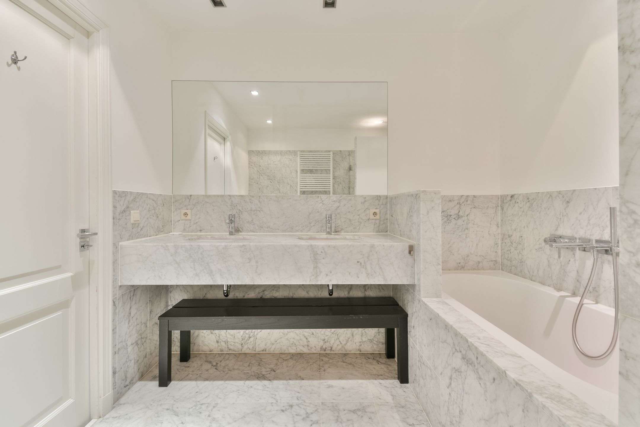 Luxurious Wide Apartment in Historic Monument with Water Views — 21