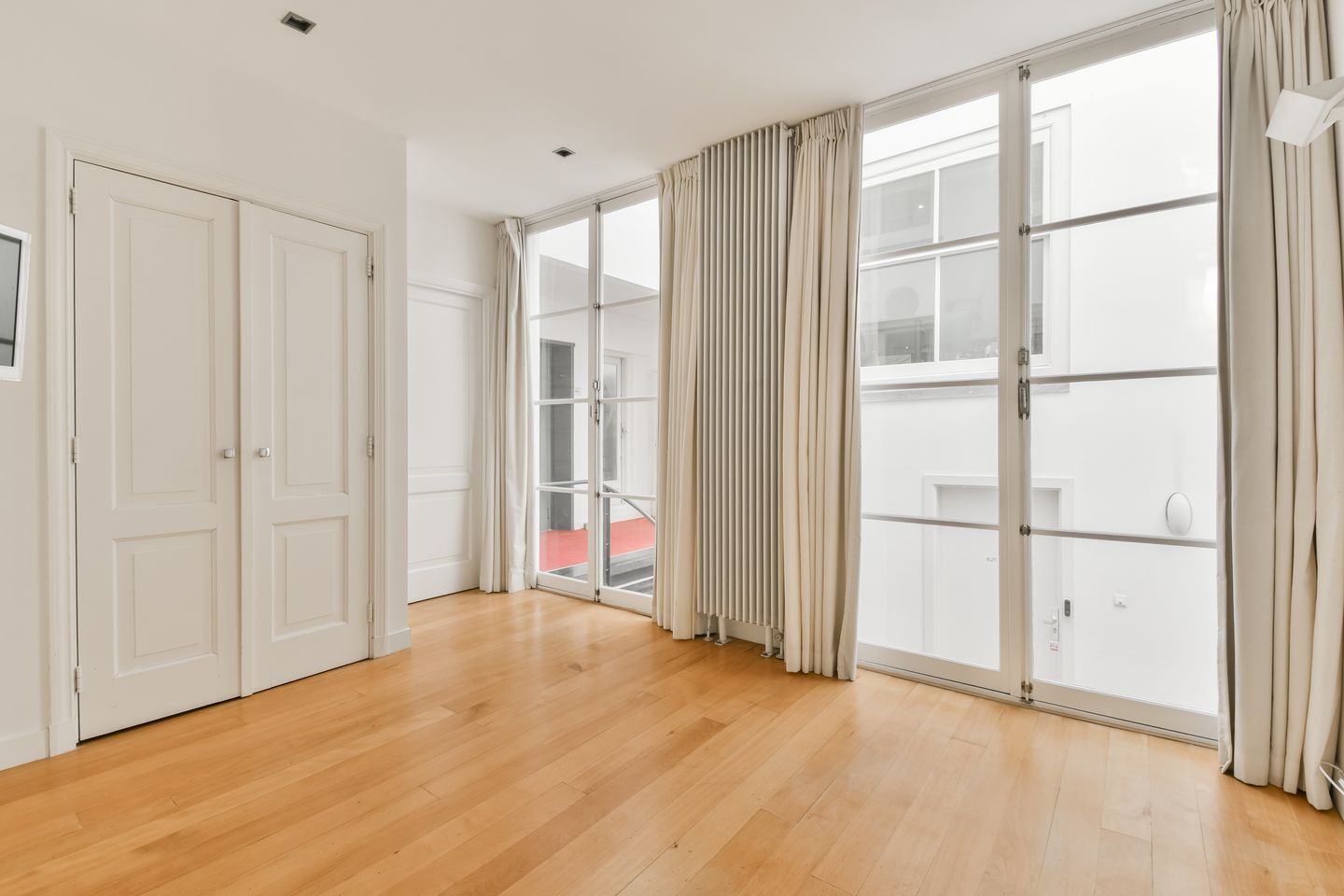 Luxurious Wide Apartment in Historic Monument with Water Views — 19