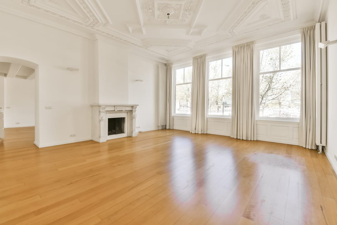 Luxurious Wide Apartment in Historic Monument with Water Views — 13