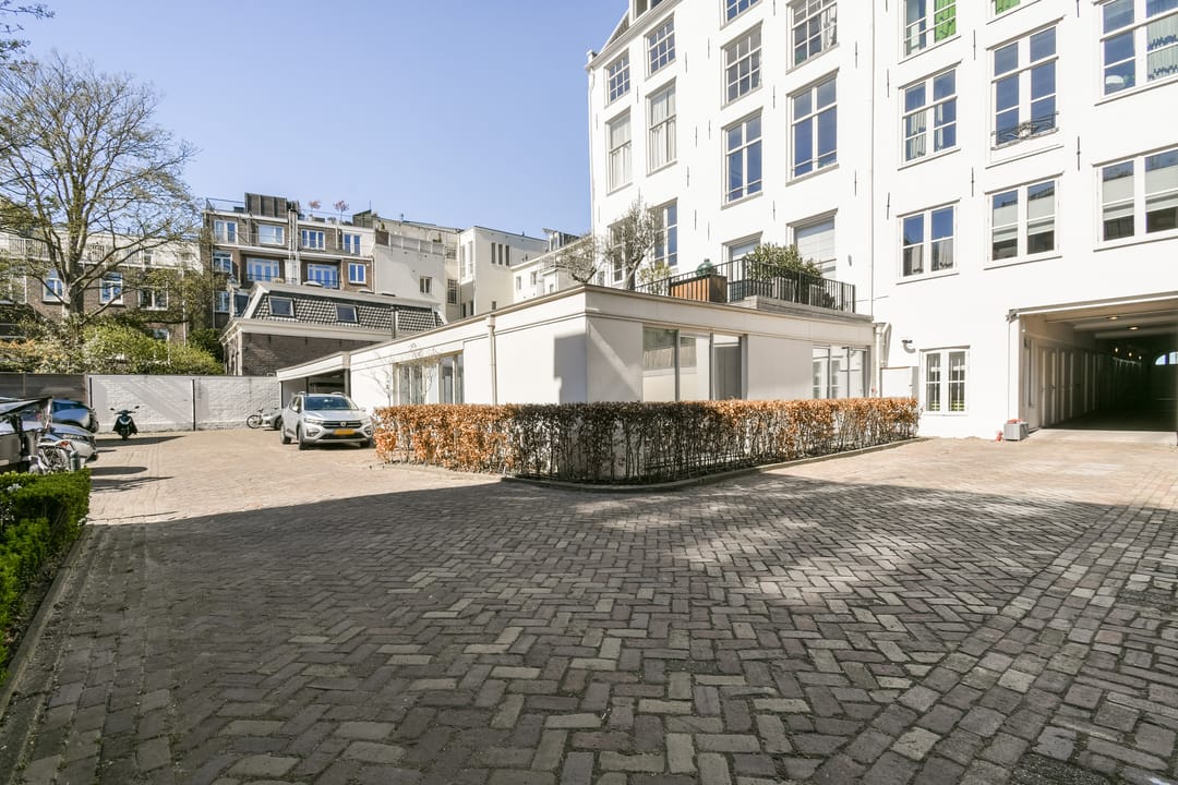 Luxurious Wide Apartment in Historic Monument with Water Views — 28