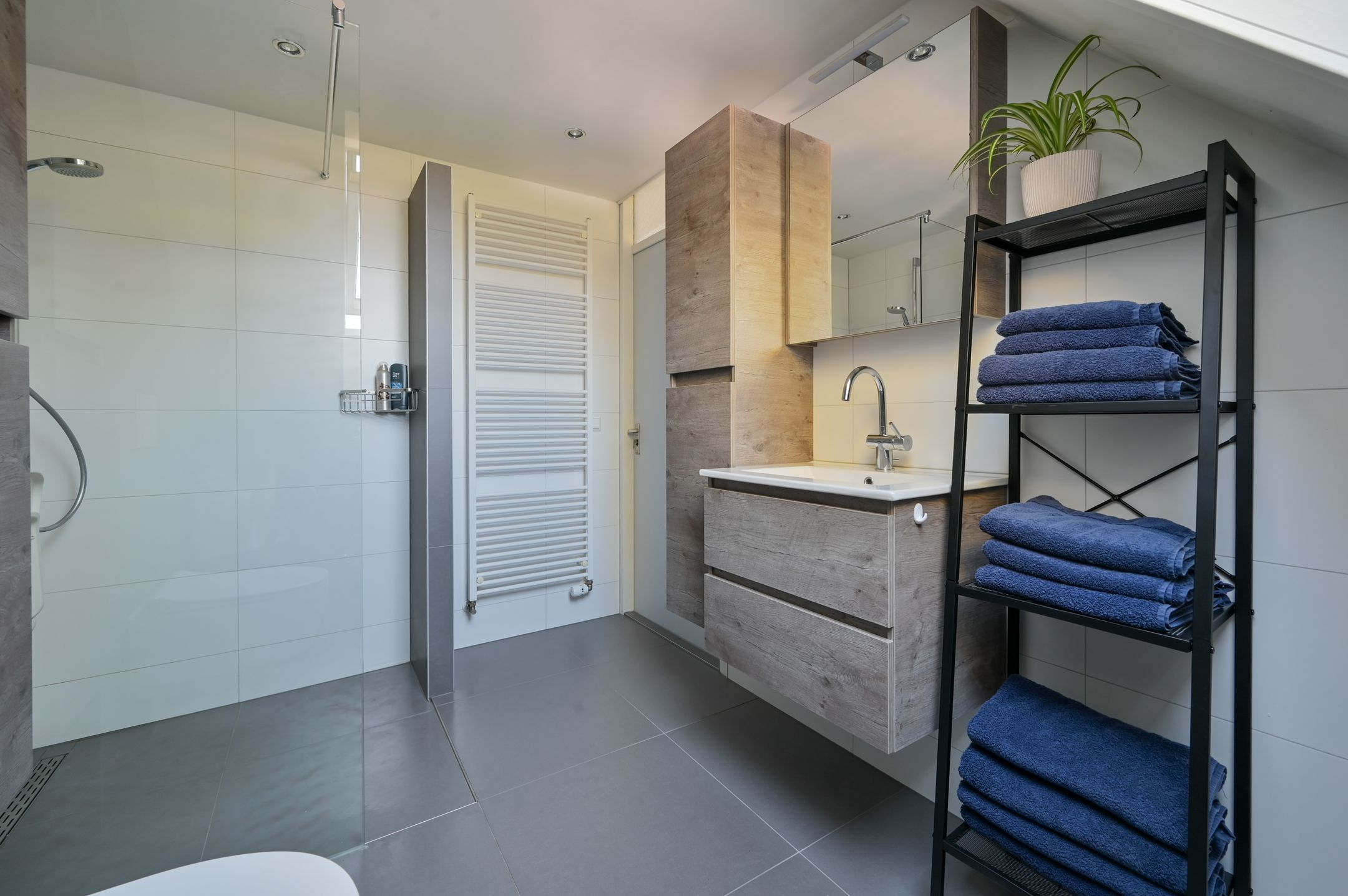 Spacious Energy-Efficient Family Home with Deep South-Facing Garden and Parking — 24