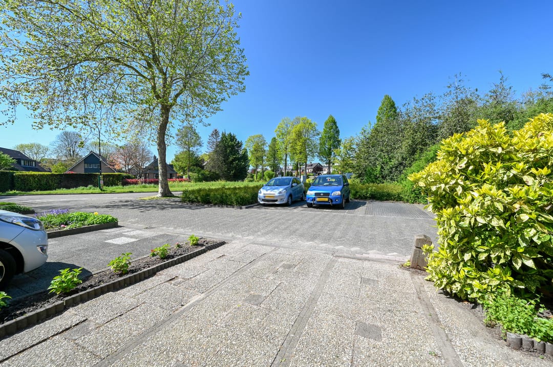 Spacious Energy-Efficient Family Home with Deep South-Facing Garden and Parking — 37