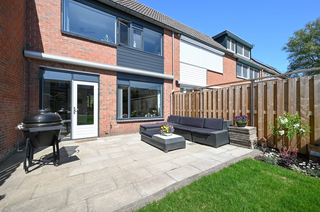 Spacious Energy-Efficient Family Home with Deep South-Facing Garden and Parking — 31